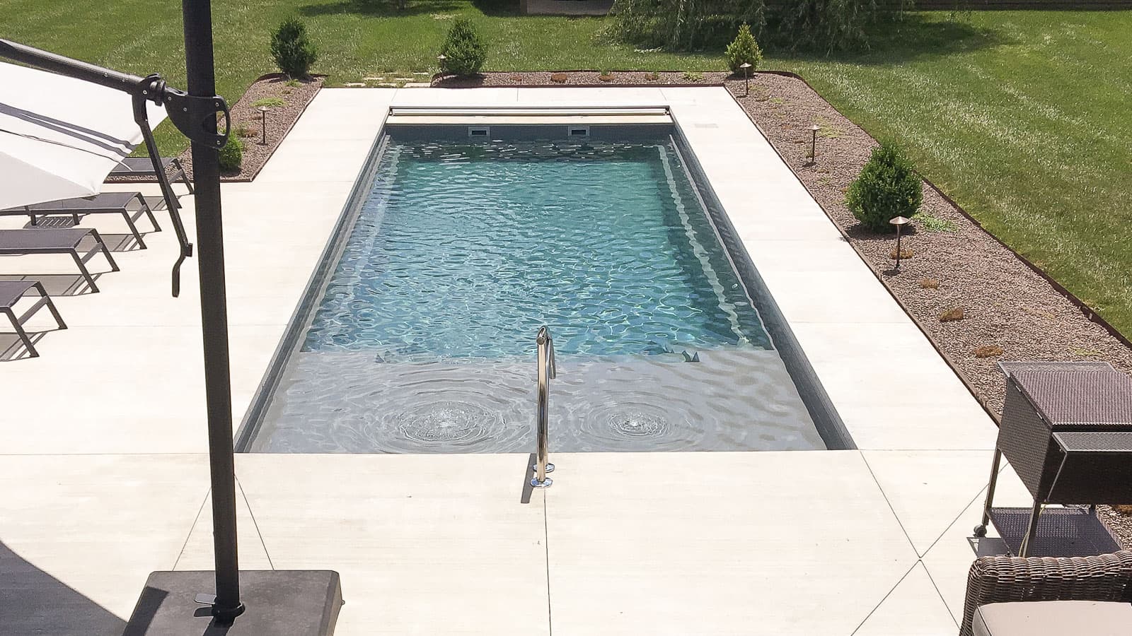 ImaginePools_FreedomSplashPad_31_StormGrey_US_2018-1-2-1 The Freedom with splash pad freeform fiberglass swimming pool