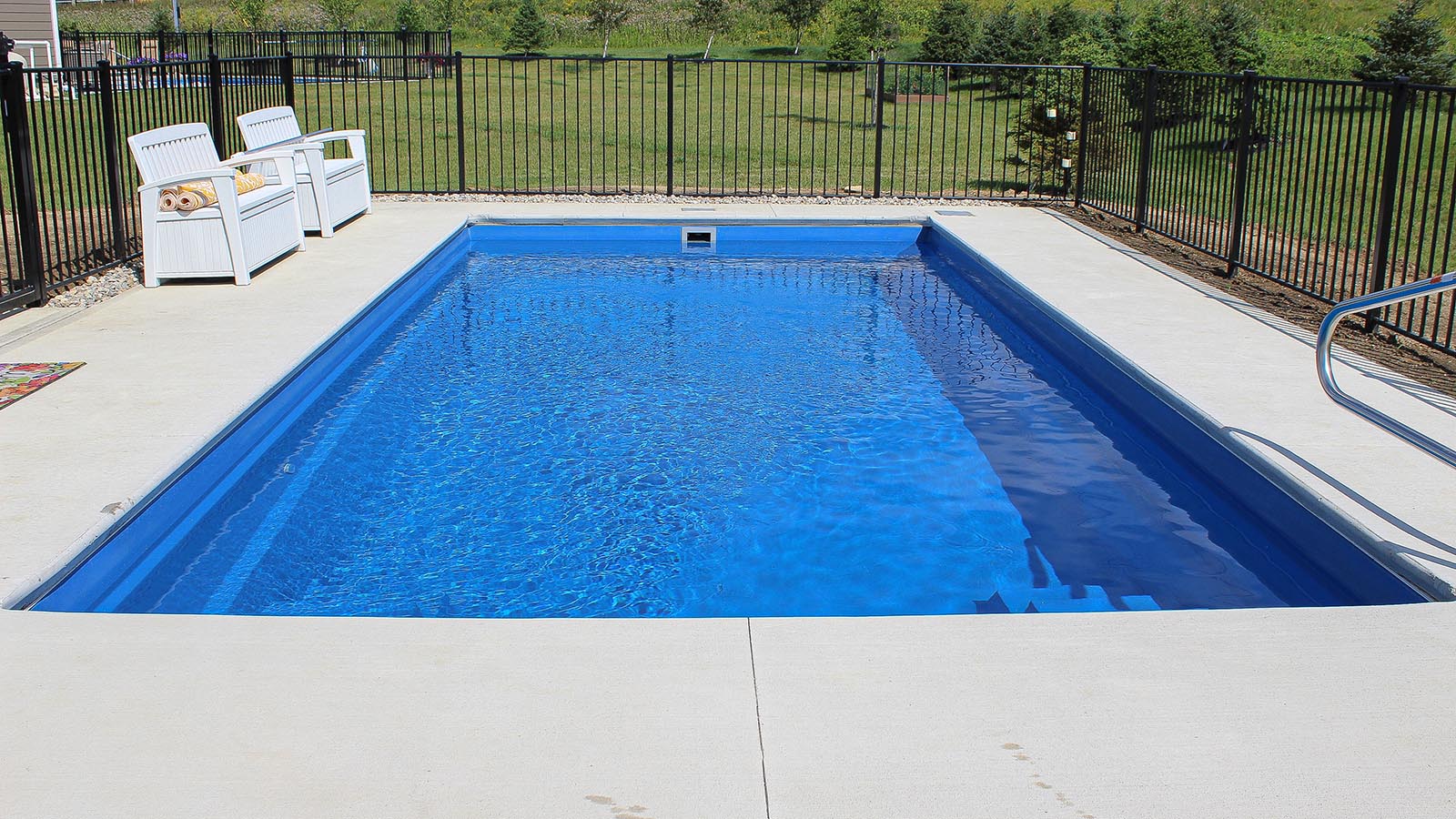 ImaginePools_Freedom_26_OceanBlue_US_2018-1-2 The Freedom freeform fiberglass swimming pool